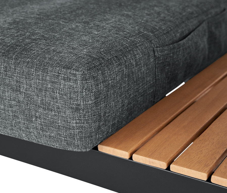 Detailansicht eines grauen Stoffkissens und Holzlamellen der Outdoor-Lounge »Elin«.