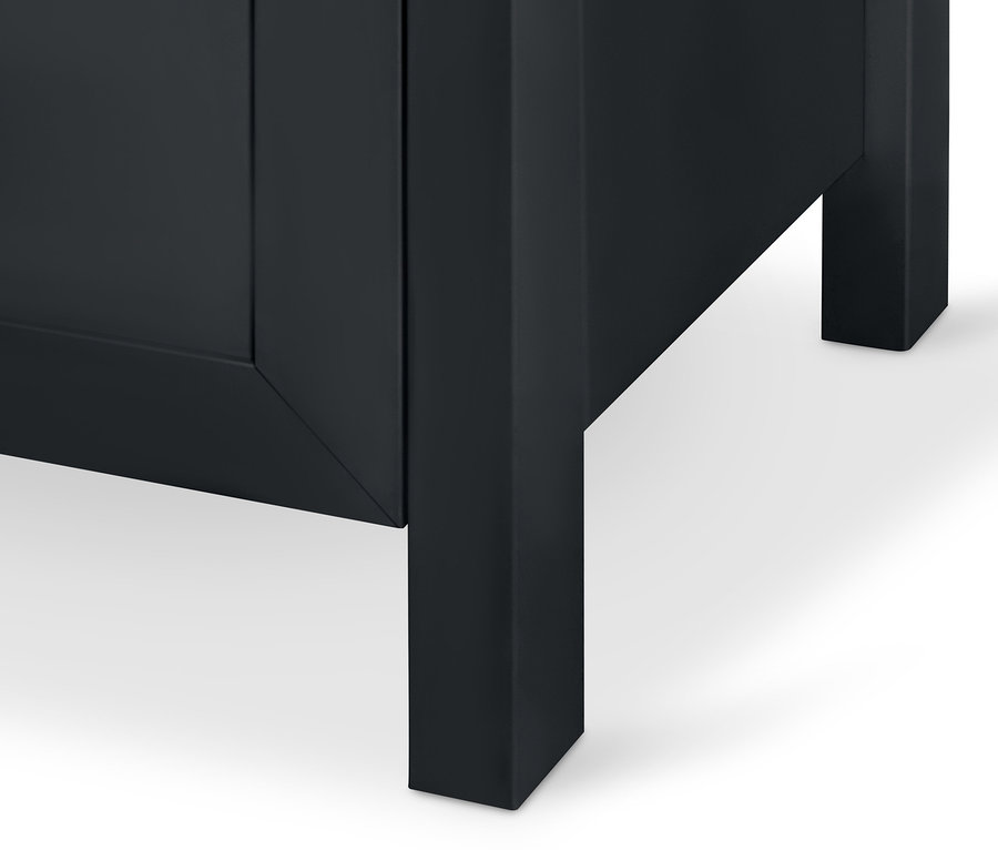 Detailaufnahme einer schwarzen Kommode "Clara" mit Füßen.
