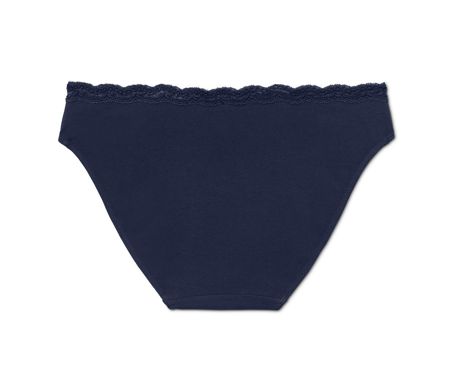 Nahaufnahme von blauen Slips mit Spitze.