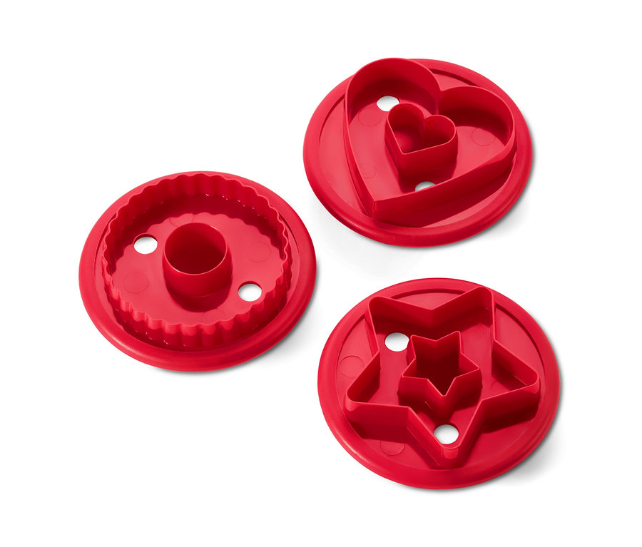 Drei rote Linzer-Plätzchen-Ausstecher in Stern-, Herz- und Kreisform.