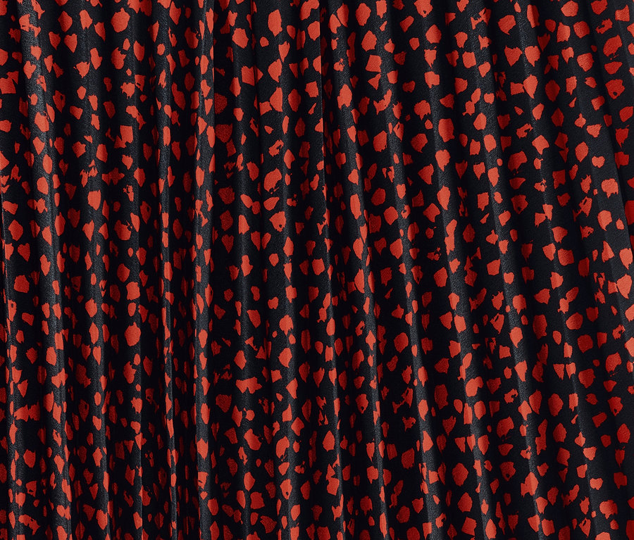 Detailaufnahme eines Plisseerocks mit Alloverprint.