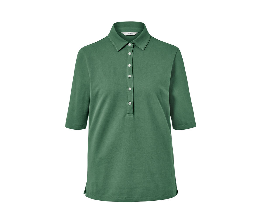 Grünes Poloshirt mit kurzen Ärmeln und Knöpfen.