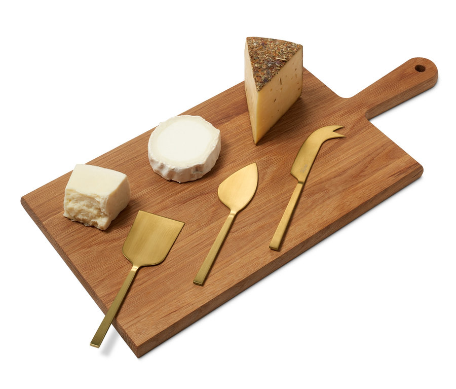 Holzbrett mit Käse und Käsemesser-Set.
