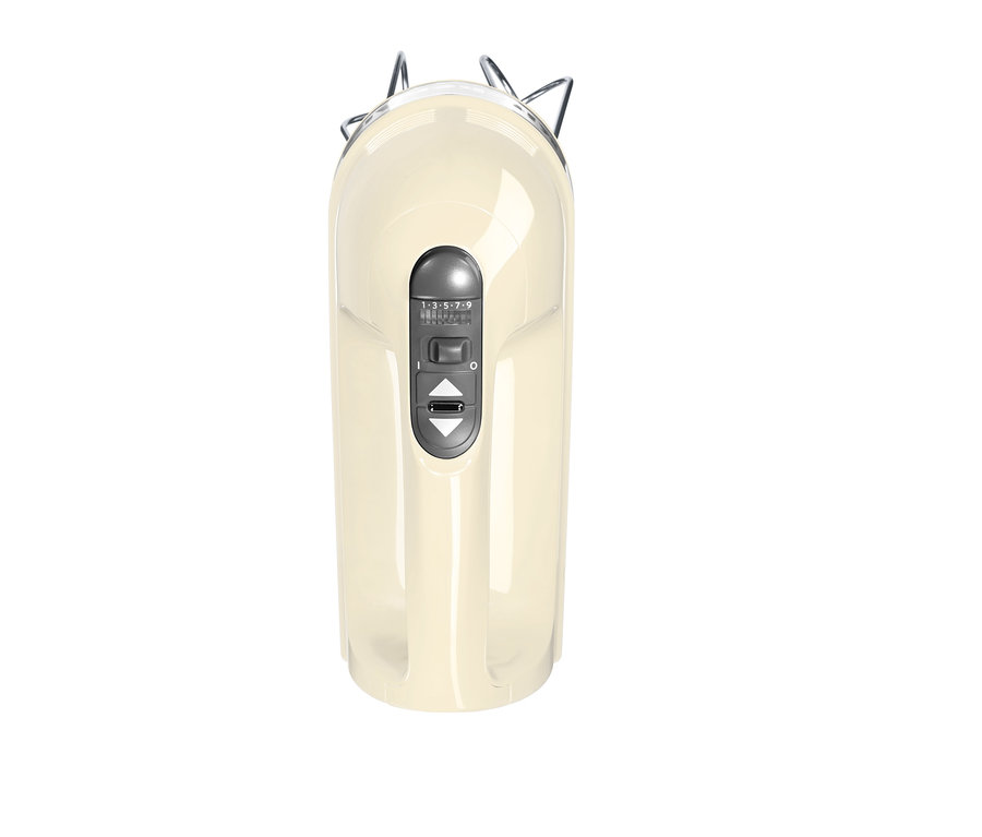 Detailansicht eines cremefarbenen KitchenAid-Handrührers.