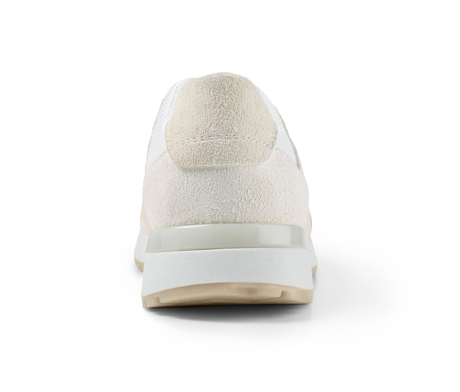 Detailansicht eines Veloursleder-Sneakers von hinten.