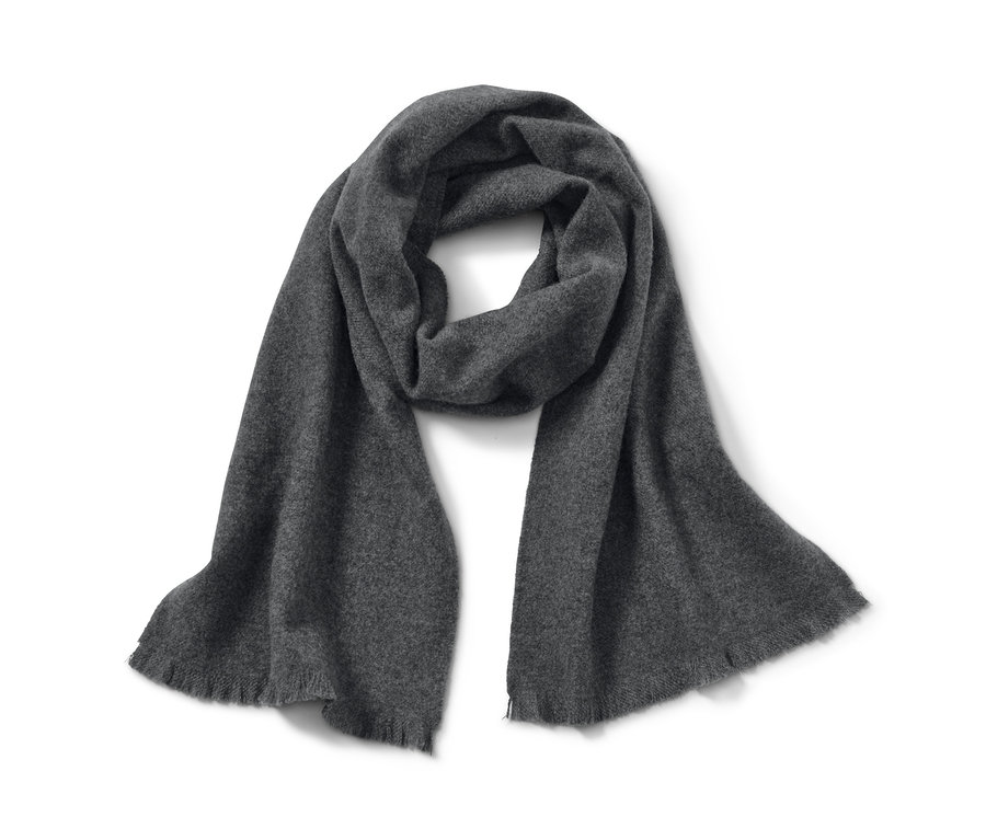 Ein grauer Schal mit Kaschmir liegt auf einem weißen Hintergrund.