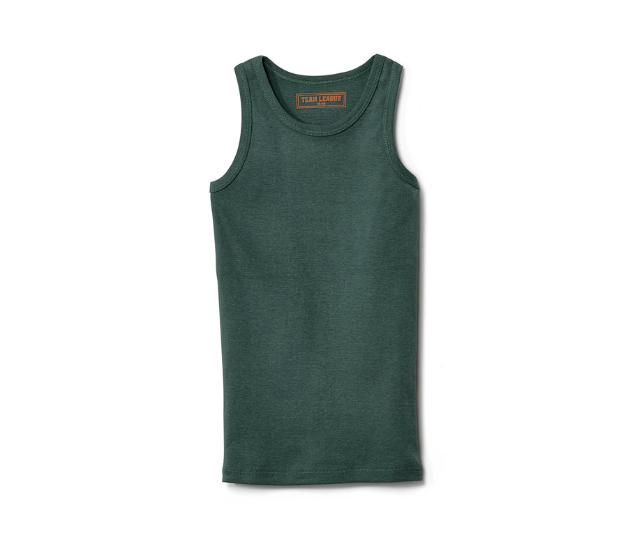 Ein grünes Unterhemd mit braunem Team League-Logo.