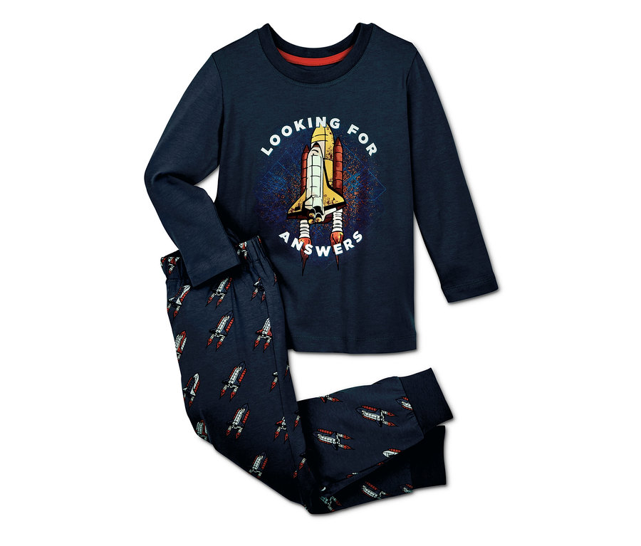 Dunkelblauer Glow-in-the-dark-Pyjama mit Raketenmuster und dem Schriftzug „Looking for answers“.