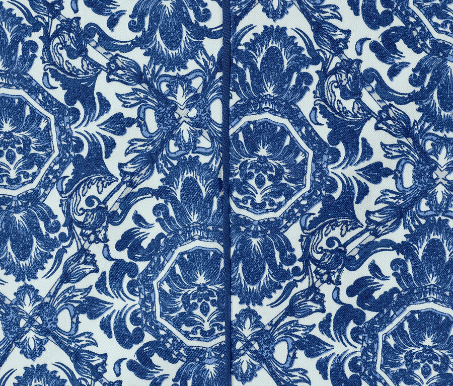 Detailaufnahme einer blau bedruckten 3/4-Stretchhose.