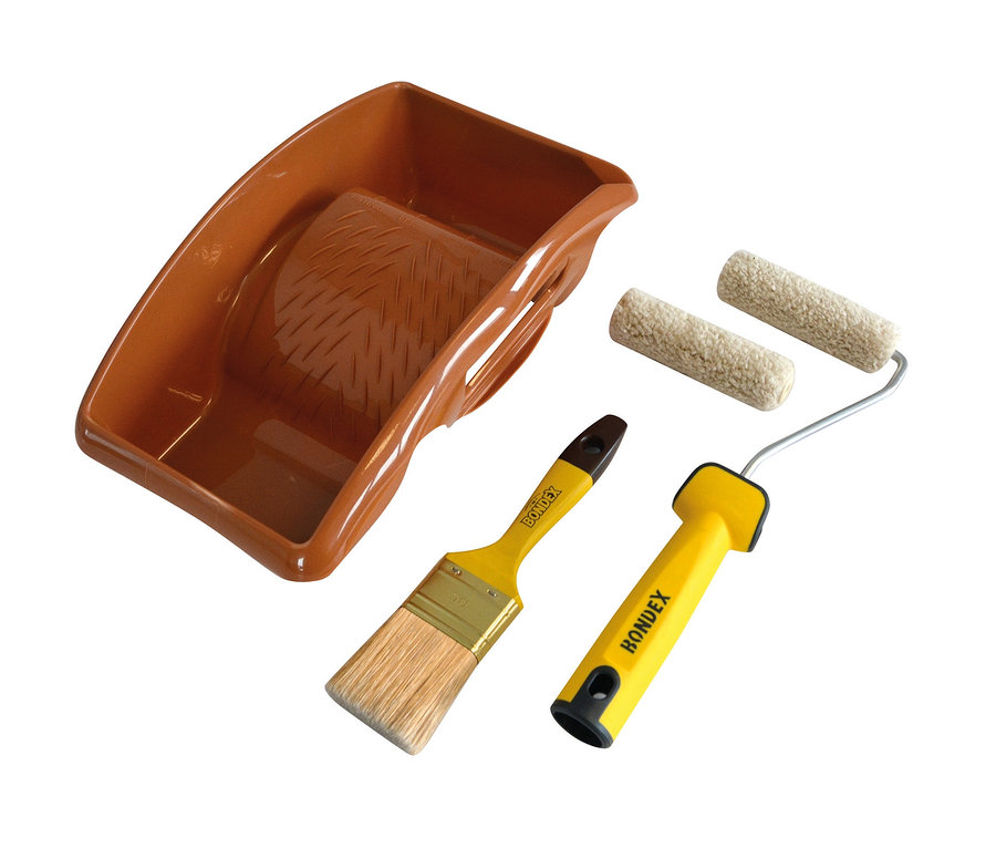 Ein brauner Farbeimer, ein Pinsel und eine Farbwalze.