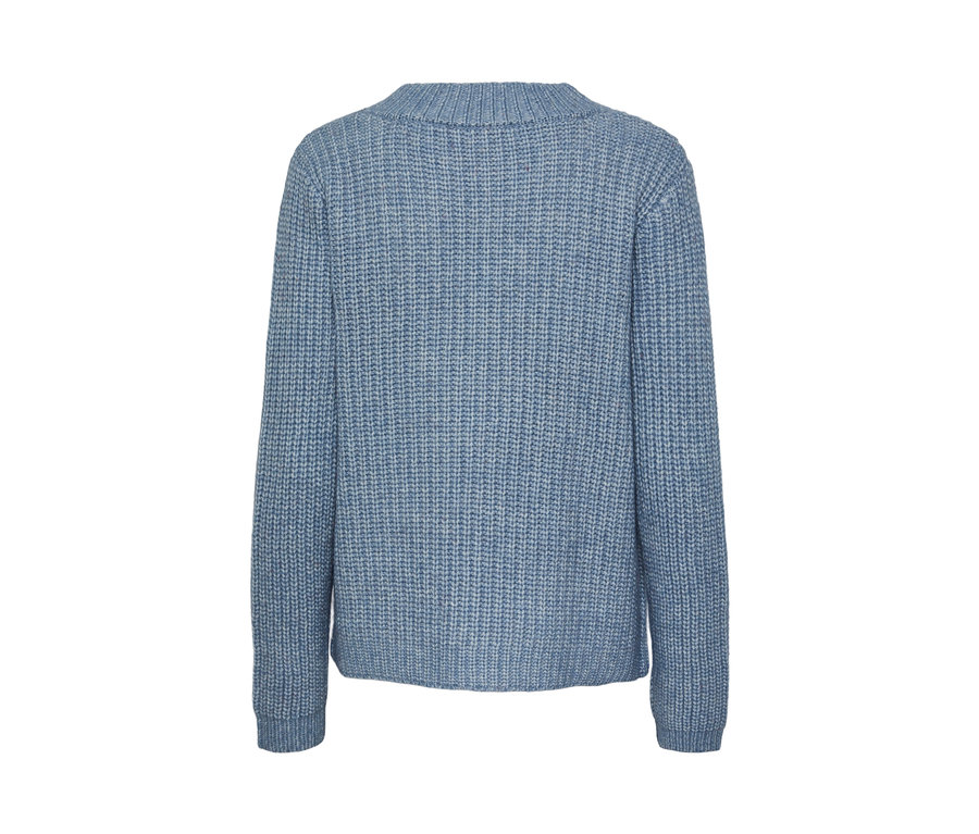 Hellblauer Grobstrick-Cardigan.