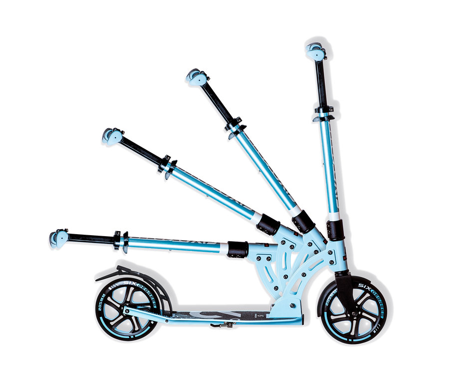 Blauer SIX DEGREES Aluminium-Scooter, 205 mm, in verschiedenen Positionen.
