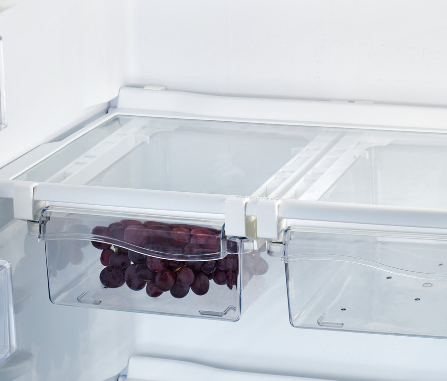 Rote Trauben in einem der 2 ausziehbaren Kühlschrankkörbe.