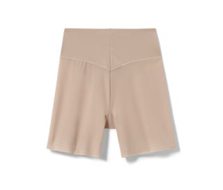 Eine hautfarbene Bodyforming-Shorts vor einem weißen Hintergrund.