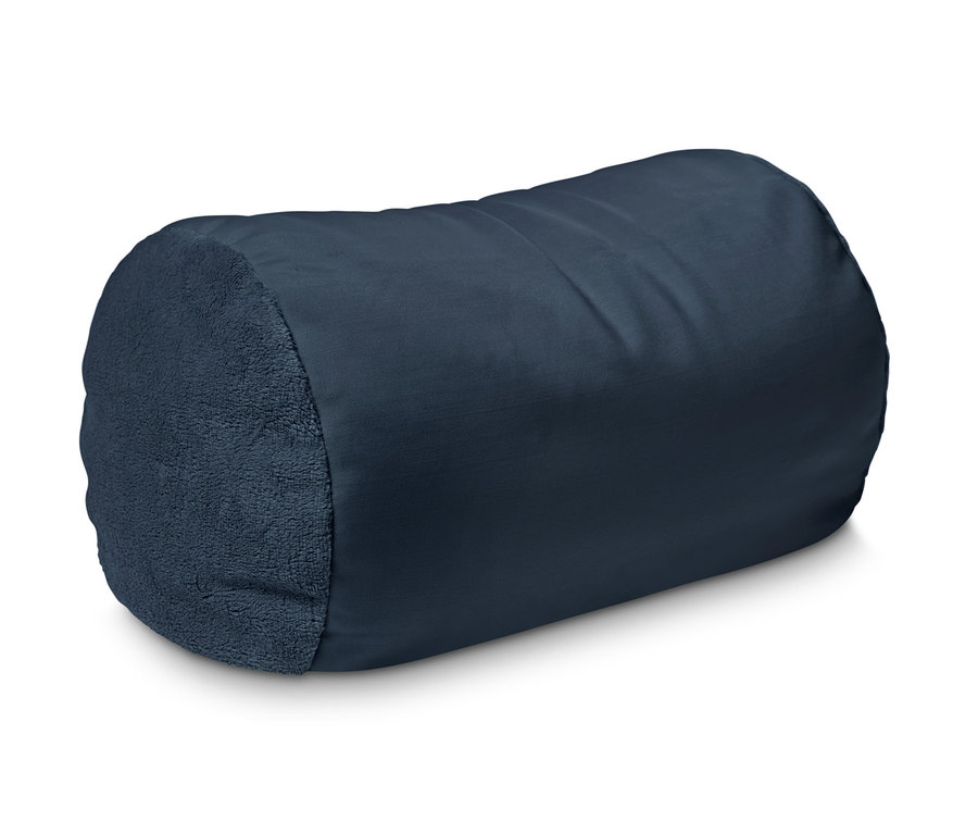 Ein blaues Relaxkissen auf weißem Hintergrund.