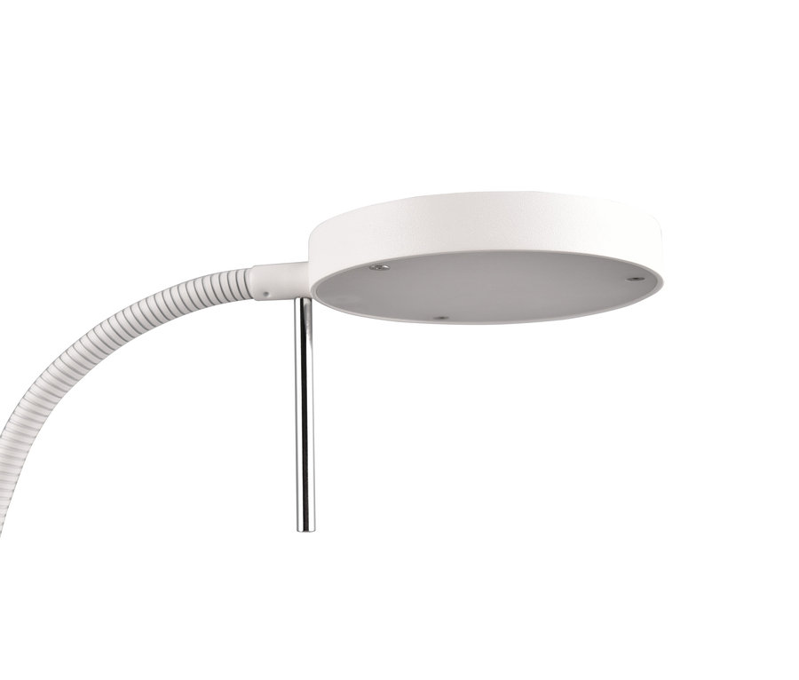 Detail der weißen Trio LED-Stehleuchte »Monza« mit flexiblem Arm und Chromstange vor weißem Hintergrund.