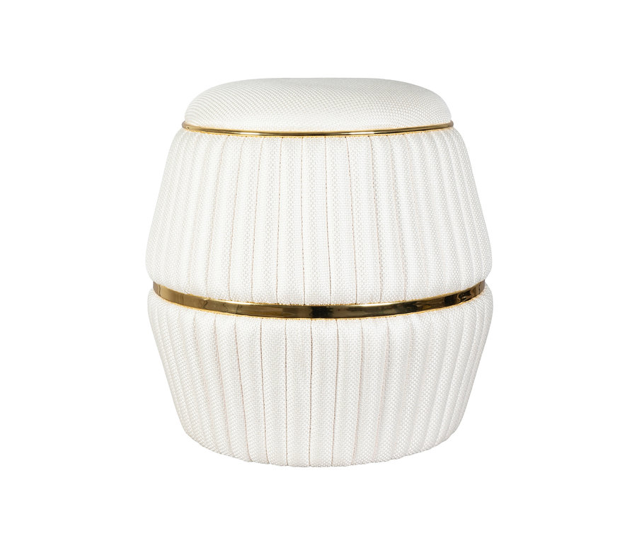 Weißer Kayoom Hocker »Doric« mit plissiertem Textilbezug und goldenen Zierstreifen.