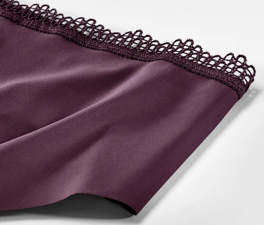 Detailansicht von 2 auberginefarbenen Magic-Cut-Slips mit Spitze.