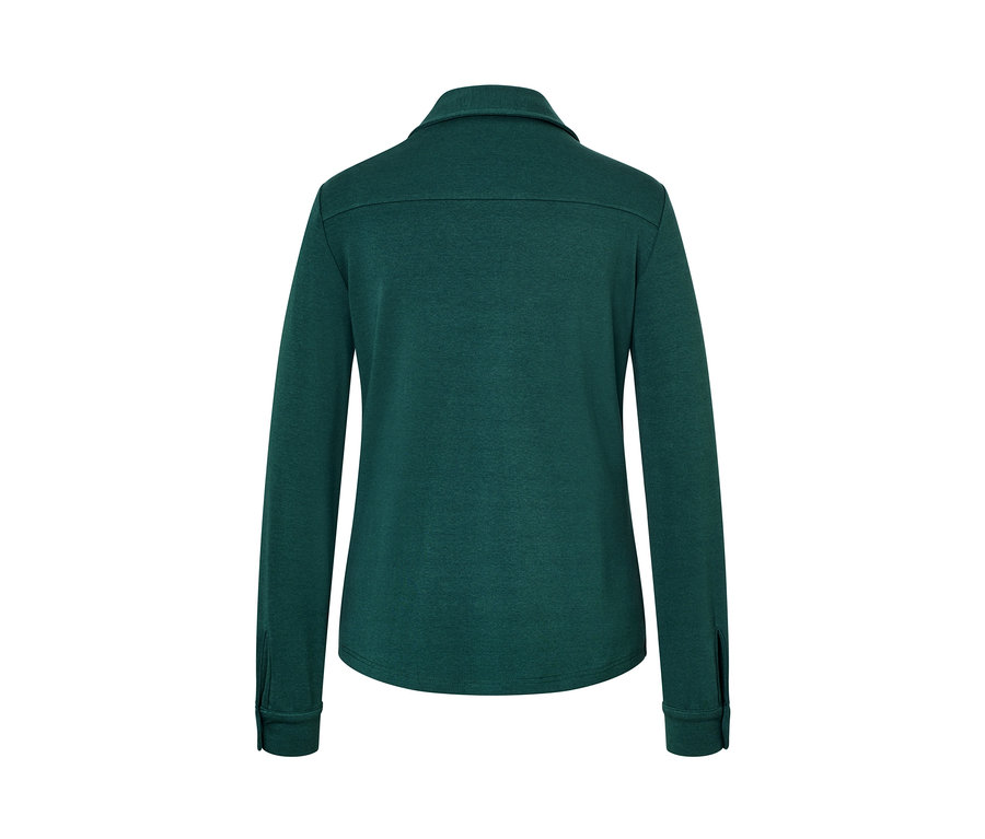 Detailansicht der Rückseite eines grünen Blusenshirts mit Knopfleiste.