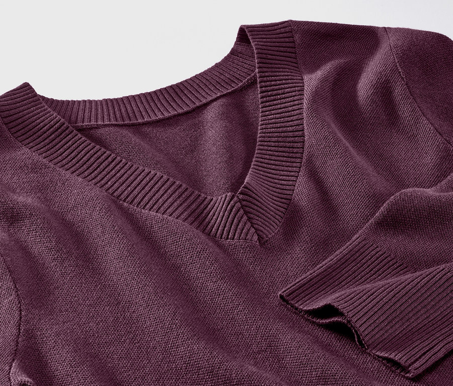 Detailaufnahme von einem lila Strickpullover.