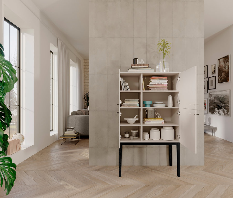Offener Highboard Schrank mit Regalen voller Bücher und Dekorationen.