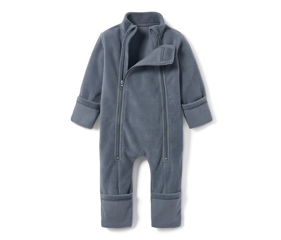 Blauer Baby-Fleece-Einteiler mit langen Ärmeln und Reißverschluss.
