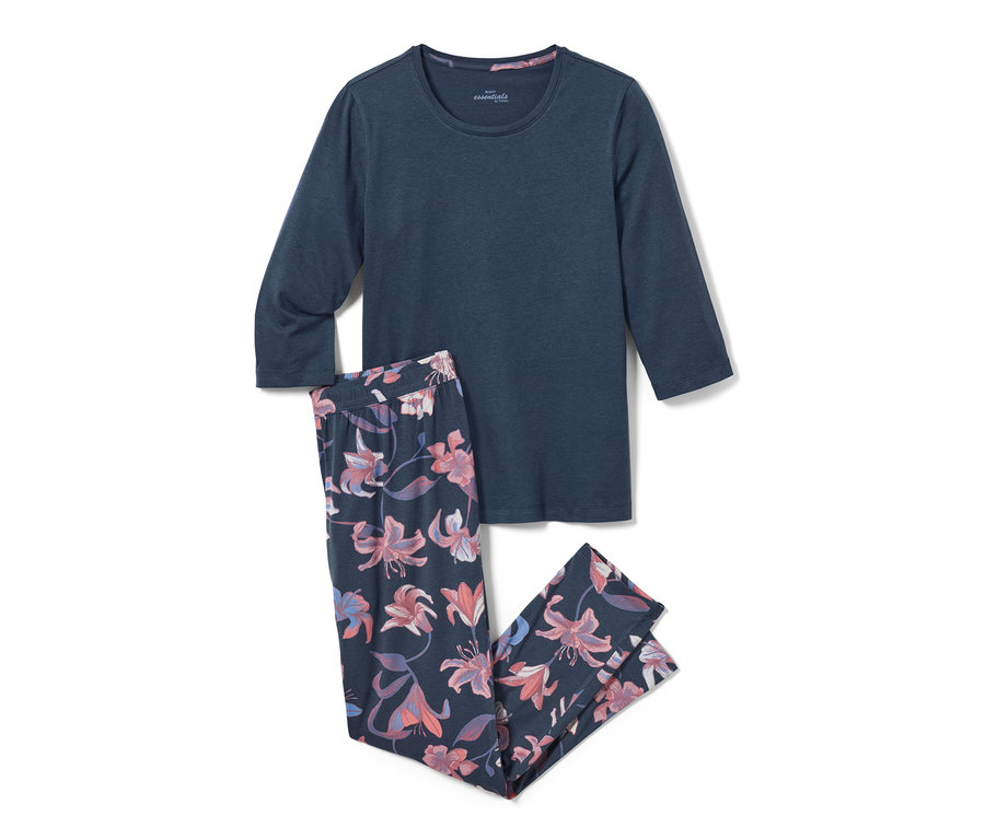 Blauer Pyjama mit geblümter Hose.