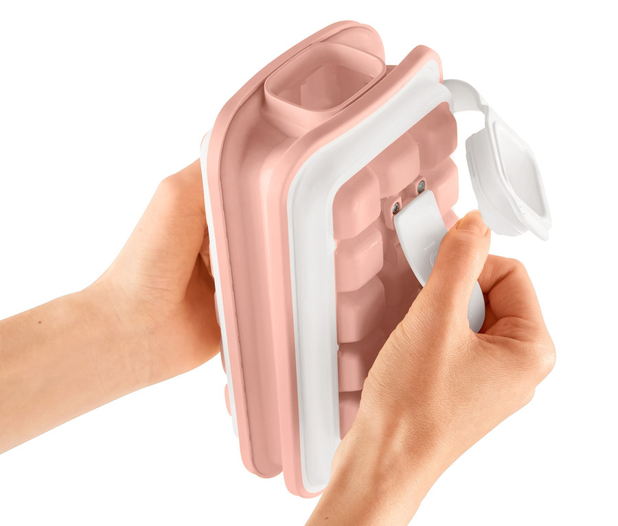 Hände halten den Eiswürfelbereiter »ICEBREAKER® POP«.