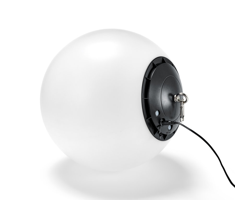 Eine weiße LED-Kugellampe mit schwarzem Sockel und Ladekabel.