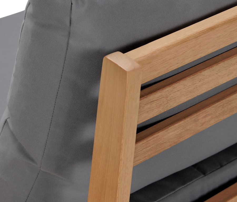 Detailansicht des modularen Lounge-Sets »Lenja« mit grauen Kissen und Holzrahmen.