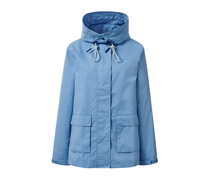 Hellblaue Allwetterjacke mit Kapuze.