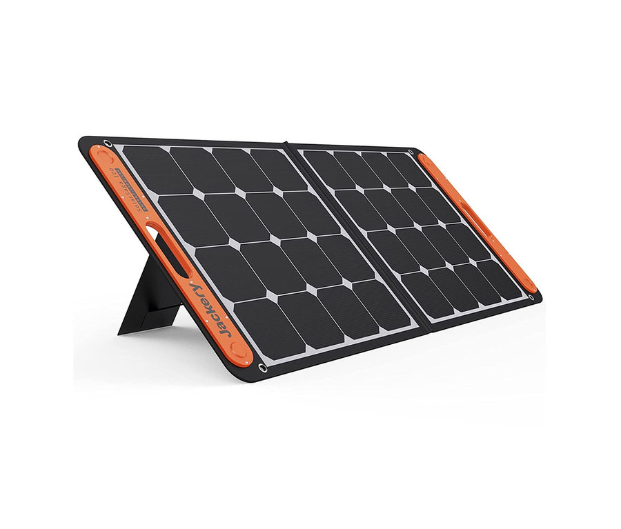 Zusammenklappbares Jackery "SolarSaga 100" Solarpanel mit orangefarbenen Griffen, auf einem schwarzen Ständer abgestützt.