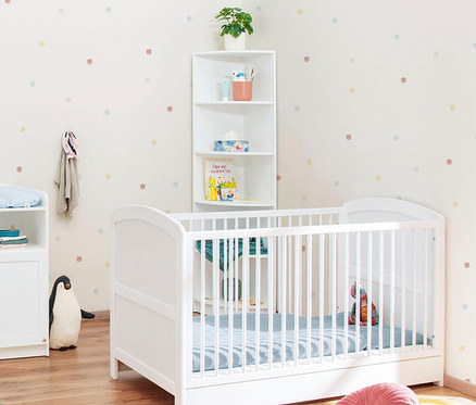 Kinderzimmer mit weißem Kinderbett, weißem Pinolino Eckregal und Wickeltisch.