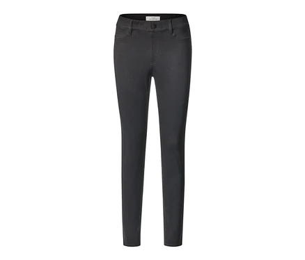 Schwarze Jeggings, flach liegend vor weißem Hintergrund.