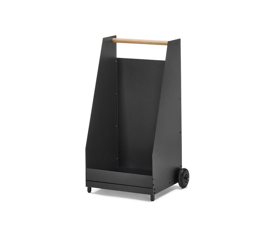 Schwarzer Kaminholzwagen mit Holzgriff und Rädern.