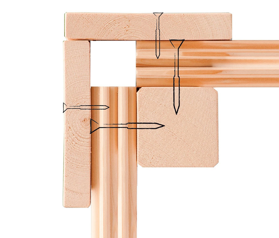 Detail einer Holzecke der Karibu Fasssauna »Nadi 1« mit angedeuteten Schrauben.