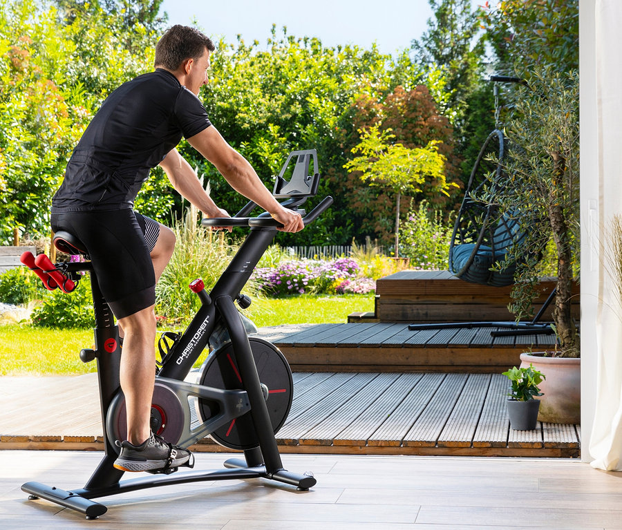 Mann trainiert auf Christopeit Sport Racer Bike 4.0 im Freien.
