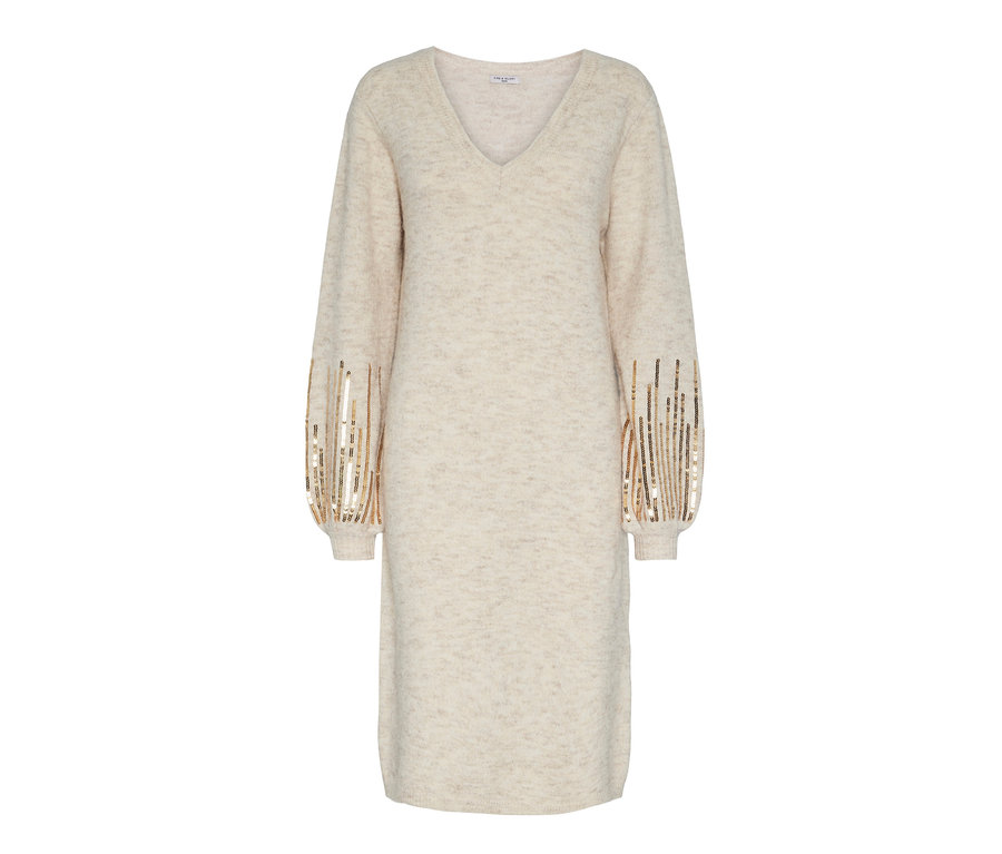 Beiges Strickkleid mit Pailletten an den Ärmeln.