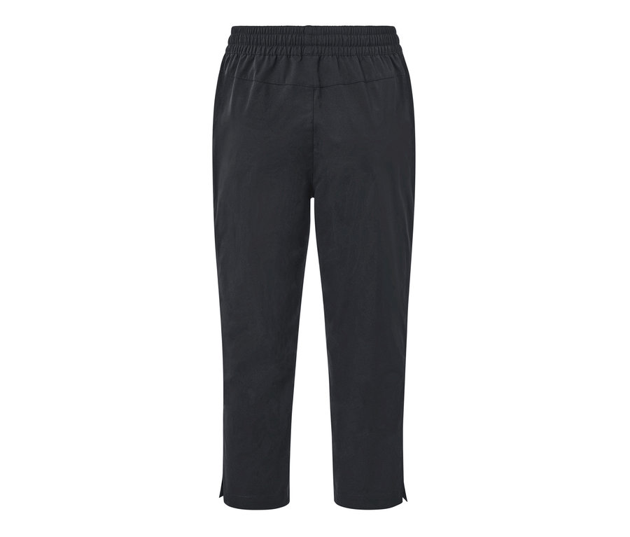 Eine schwarze Softshell-Funktionscaprihose, isoliert auf einem weißen Hintergrund.