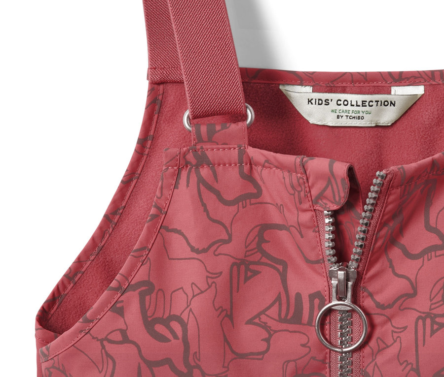Detail einer Kinder Thermo-Regenhose mit reflektierenden Elementen, beerefarben, mit Reißverschluss.