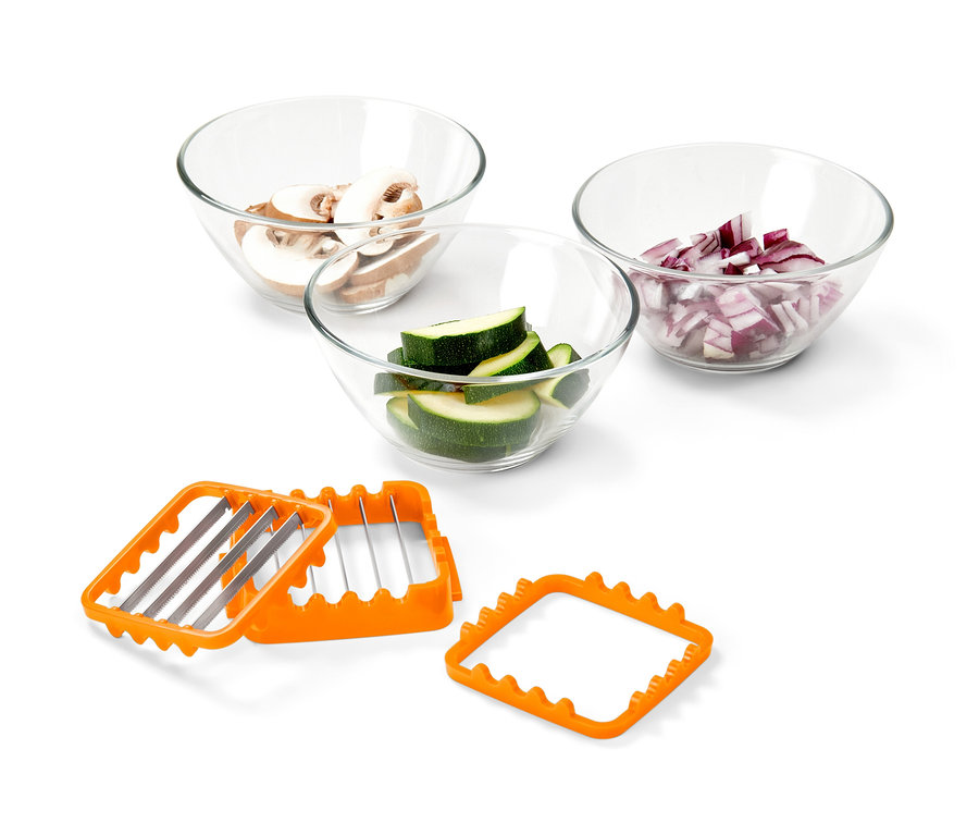 Nicer Dicer Quick XXL, 4-teilig mit geschnittenem Gemüse in Schüsseln.