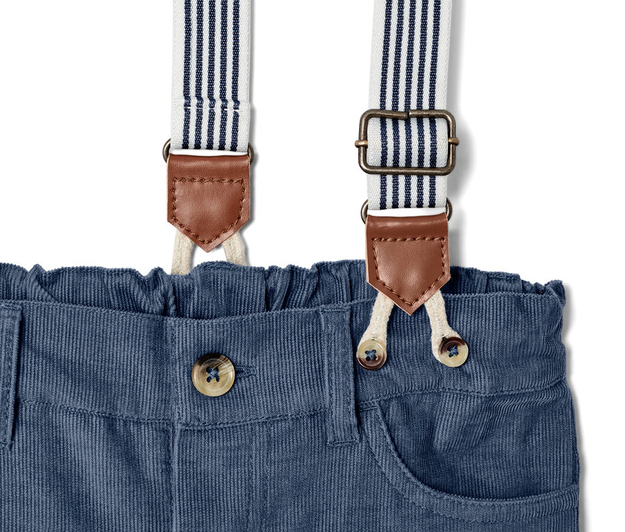 Detail einer Kinder-Cordhose mit abnehmbaren Hosenträgern, Knopfverschluss.