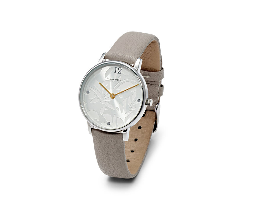 Detail einer Damen-Armbanduhr mit grauem Lederarmband.