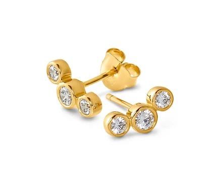 Zwei goldene 925 Silber Ohrstecker Zirkoniabogen auf weißem Hintergrund.