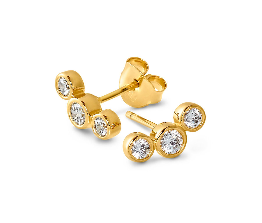 Zwei goldene 925 Silber Ohrstecker Zirkoniabogen auf weißem Hintergrund.