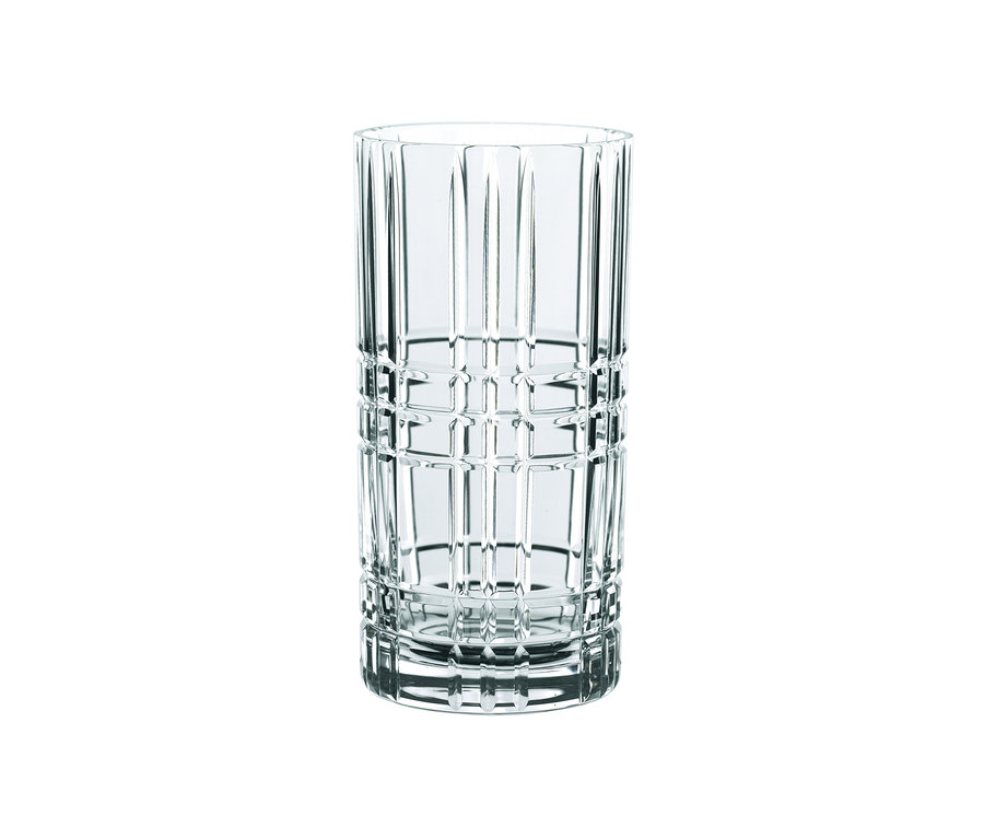Detailaufnahme eines Nachtmann Longdrinkglases »Highland« mit geometrischem Muster vor transparentem Hintergrund.