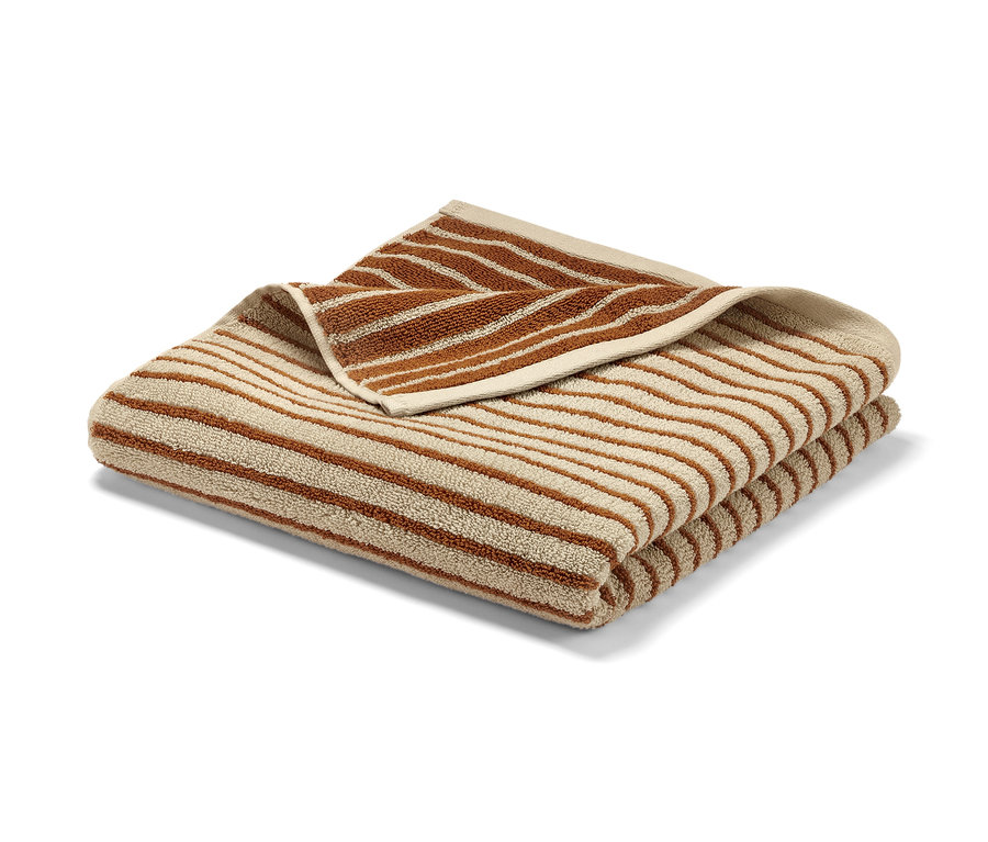 Zusammengelegtes, gestreiftes Badetuch in Beige und Braun.