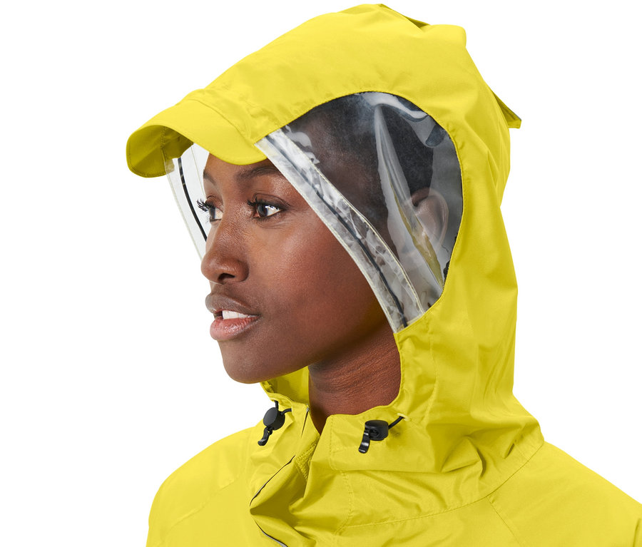 Frau trägt Unisex-Regenponcho mit Ärmeln.