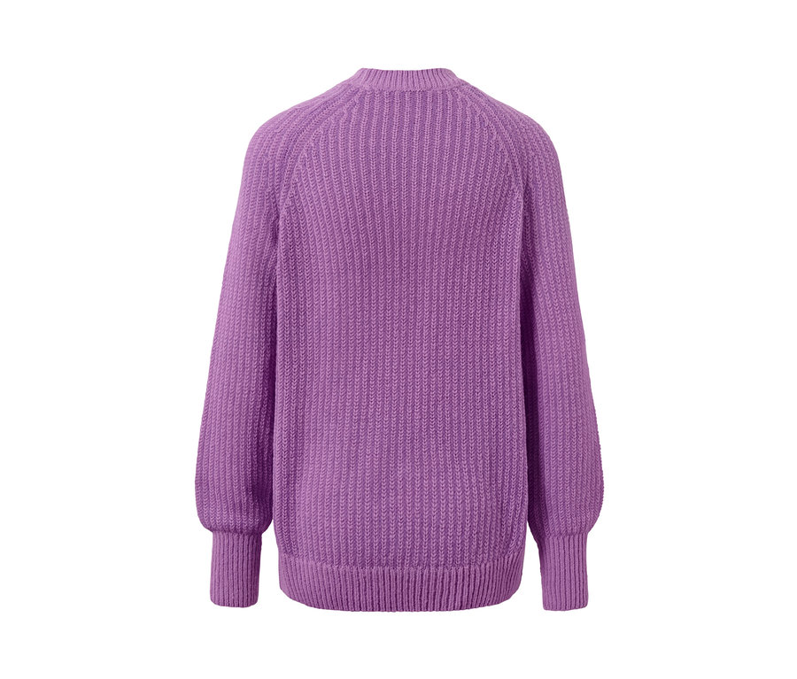 Detailansicht der Rückseite eines fliederfarbenen Strickpullovers.