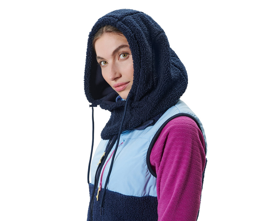 Frau trägt Teddy-Kapuze mit Stehkragen.